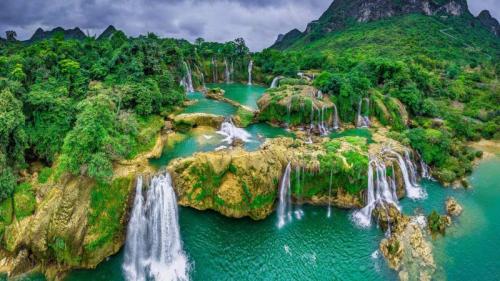 归春河上的板约-德天瀑布，中国与越南边境 (© Shane P. White/Minden Pictures) Bing Everyday Wallpaper 2025-01-04
/tmp/UploadBetaG9yPnD [Bing Everyday Wall Paper 2025-01-04] url = http://www.bing.com/th?id=OHR.VietnamFalls_ZH-CN9659529108_1920x1080.jpg

File Size (KB): 304.09 KB
Last Modified: January 04 2025 00:00:04
