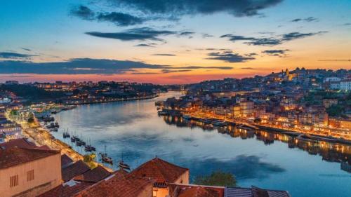 波尔图，葡萄牙 (© Starcevic/Getty Images) Bing Everyday Wallpaper 2025-01-25
/tmp/UploadBetaKPGkX7 [Bing Everyday Wall Paper 2025-01-25] url = http://www.bing.com/th?id=OHR.PortoSunset_ZH-CN2388246668_1920x1080.jpg

File Size (KB): 313.78 KB
Last Modified: January 25 2025 00:00:03

