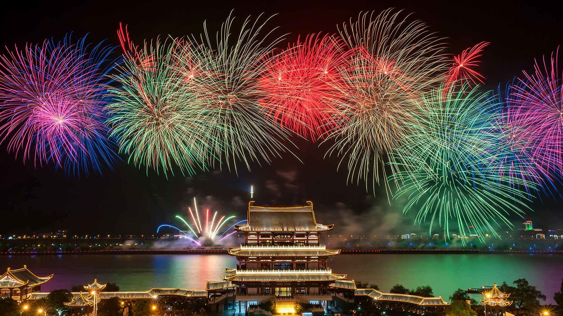 夜空中的烟花表演，长沙，湖南省，中国 (© Sino Images/Getty Images) Bing Everyday Wallpaper 2025-01-28, oH6kri [Bing Everyday Wall Paper 2025-01-28] url = http://www.bing.com/th?id=OHR.LunarNewYearEve25Y_ZH-CN6059625695_1920x1080.jpg