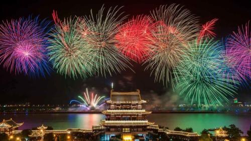 夜空中的烟花表演，长沙，湖南省，中国 (© Sino Images/Getty Images) Bing Everyday Wallpaper 2025-01-28
/tmp/UploadBetaoH6kri [Bing Everyday Wall Paper 2025-01-28] url = http://www.bing.com/th?id=OHR.LunarNewYearEve25Y_ZH-CN6059625695_1920x1080.jpg

File Size (KB): 324.06 KB
Last Modified: January 28 2025 00:00:02
