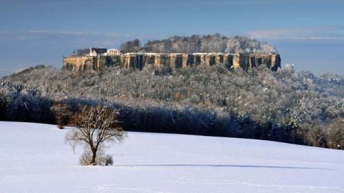 国王岩堡垒 , 瑞士撒克逊, 德国 (© Bildagentur-online/Exss/Alamy) Bing Everyday Wallpaper 2025-02-01
/tmp/UploadBetaXsl7OS [Bing Everyday Wall Paper 2025-02-01] url = http://www.bing.com/th?id=OHR.FestungKonigsteinElbsandsteingebirge_ZH-CN2192655745_1920x1080.jpg

File Size (KB): 317.97 KB
Last Modified: February 01 2025 00:00:02
