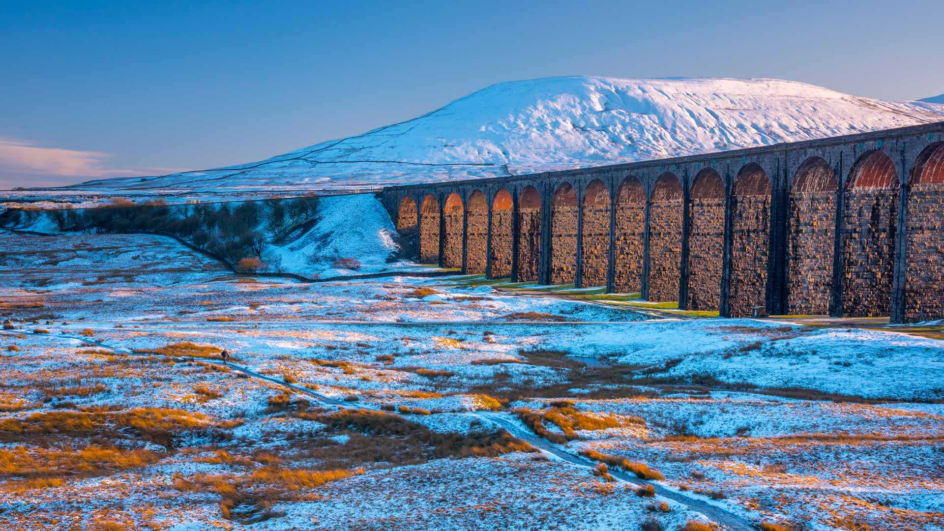 Ribblehead-Viadukt und Ingleborough-Berg, North Yorkshire, England, UK (© AWL Images/DanitaDelimont.com) Bing Everyday Wallpaper 2025-02-03, OghjOR [Bing Everyday Wall Paper 2025-02-03] url = http://www.bing.com/th?id=OHR.RibbleheadViaduct_DE-DE0601273840_1920x1080.jpg