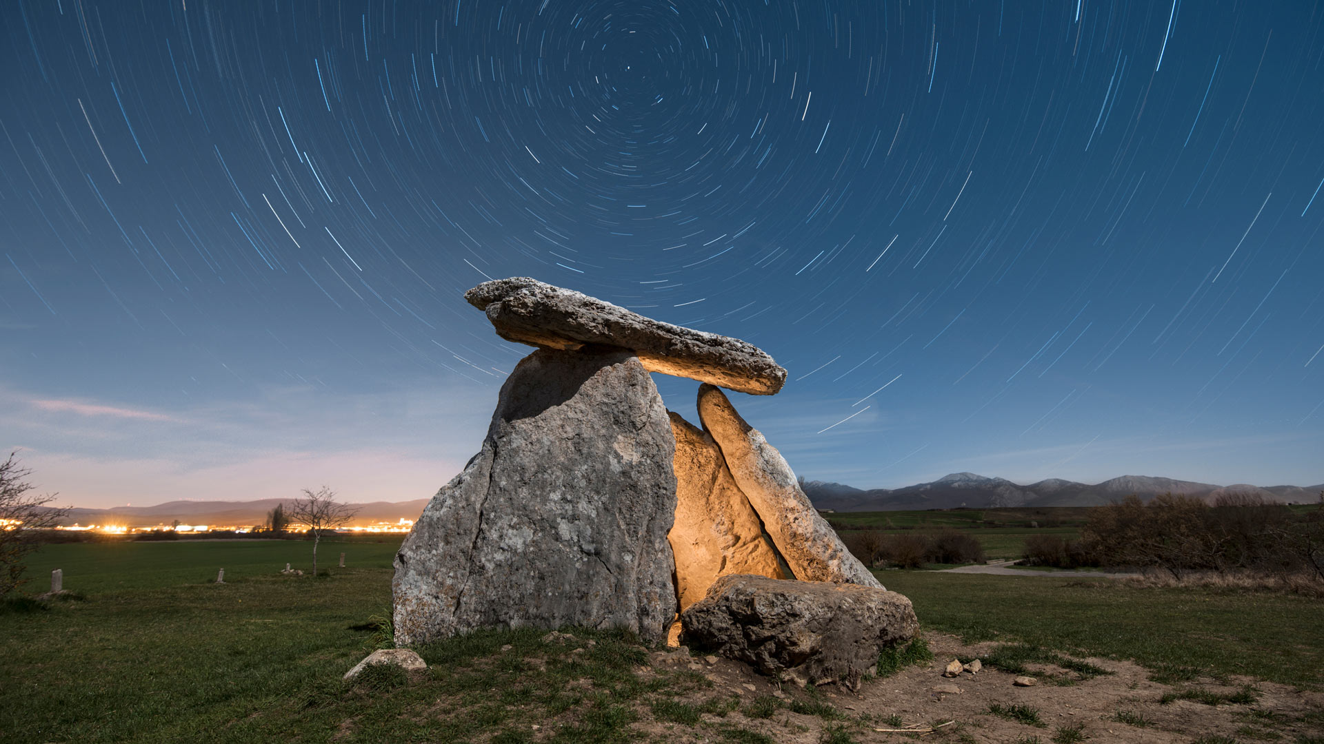 索尔吉奈特克斯的巨石墓，巴斯克地区，阿拉瓦省，西班牙 (© David Herraez Calzada/plainpicture) Bing Everyday Wallpaper 2025-03-14, T5vqRP [Bing Everyday Wall Paper 2025-03-14] url = http://www.bing.com/th?id=OHR.BasqueDolmen_ZH-CN2364777801_1920x1080.jpg