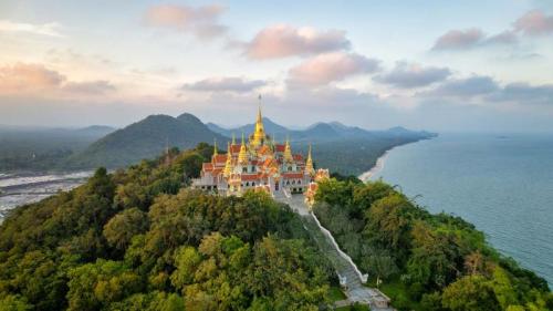 班克鲁特的唐赛寺，泰国 (© Ratnakorn Piyasirisorost/Getty Images) Bing Everyday Wallpaper 2025-04-13
/tmp/UploadBetahYLGUS [Bing Everyday Wall Paper 2025-04-13] url = http://www.bing.com/th?id=OHR.ThailandPagodas_ZH-CN1143878296_1920x1080.jpg

File Size (KB): 317.85 KB
Last Modified: April 13 2025 00:00:03
