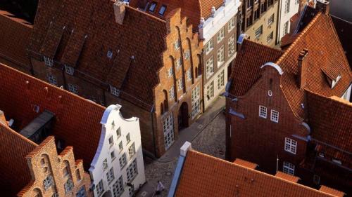 Vogelperspektive auf Giebelhäuser, Große Petersgrube, Lübeck, Schleswig-Holstein (© H & D ZIELSKE/Image Professionals GmbH/Alamy Stock Foto) Bing Everyday Wallpaper 2025-04-27
/tmp/UploadBetapaVjsb [Bing Everyday Wall Paper 2025-04-27] url = http://www.bing.com/th?id=OHR.LuebeckHouses_DE-DE5661377255_1920x1080.jpg

File Size (KB): 326.62 KB
Last Modified: April 27 2025 00:00:05
