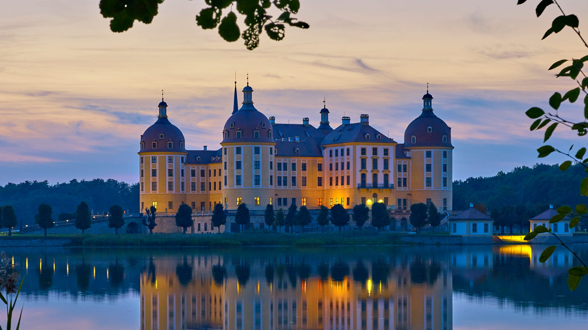 Schloss Moritzburg bei Dresden, Sachsen (© Hans-Peter Szyszka/Huber/eStock Photo) Bing Everyday Wallpaper 2025-05-03, ZMWNOI [Bing Everyday Wall Paper 2025-05-03] url = http://www.bing.com/th?id=OHR.SchlossMoritzburg_DE-DE9218601077_1920x1080.jpg