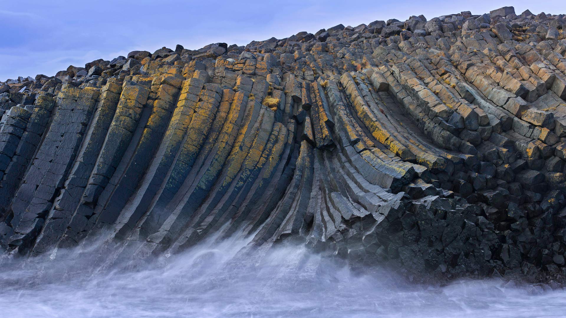 卡尔夫沙马尔斯维克湾玄武岩柱，斯卡吉半岛，冰岛 (© Arterra Picture Library/Alamy Stock Photo) Bing Everyday Wallpaper 2025-07-13, MKU9Ny [Bing Everyday Wall Paper 2025-07-13] url = http://www.bing.com/th?id=OHR.BasaltColumns_ZH-CN0743036217_1920x1080.jpg