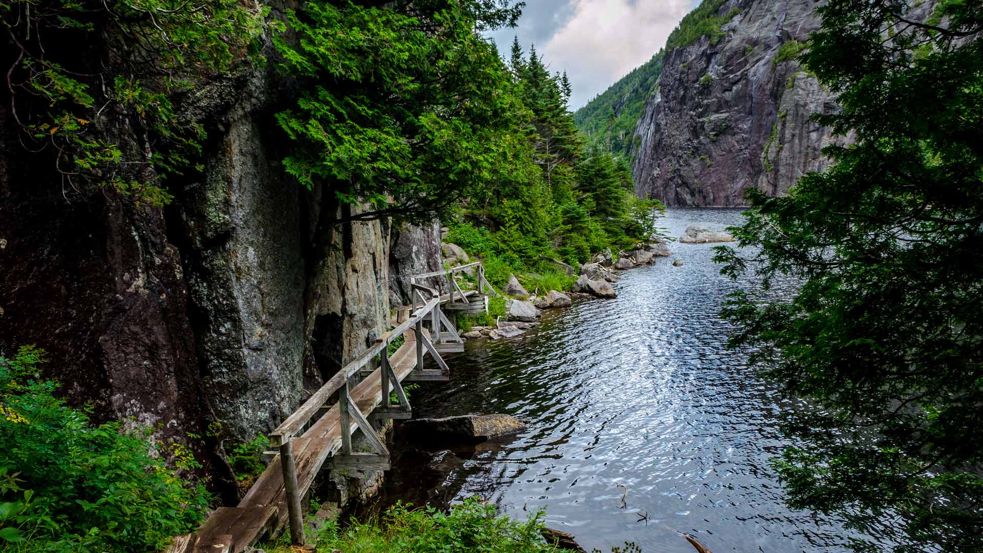 雪崩湖步道，阿迪朗达克高峰区，纽约州，美国 (© Posnov/Getty Images) Bing Everyday Wallpaper 2025-08-18, y0z2L5 [Bing Everyday Wall Paper 2025-08-18] url = http://www.bing.com/th?id=OHR.AvalancheLake_ZH-CN1442576083_1920x1080.jpg