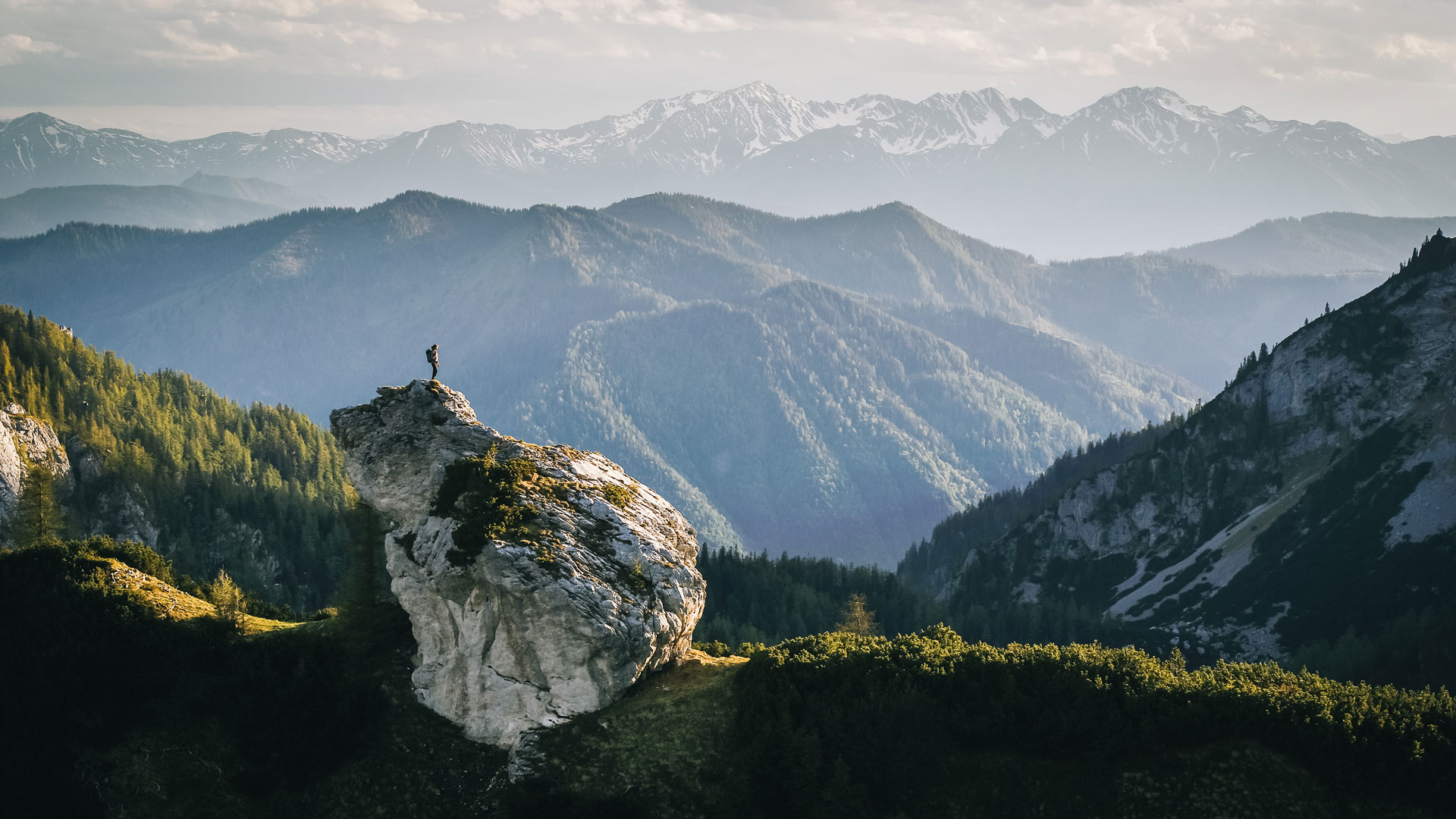 Wanderer bei Sonnenaufgang auf einem Bergkamm, Nationalpark Gesäuse, Steiermark, Österreich (© AscentXmedia/Getty Images) Bing Everyday Wallpaper 2025-08-18, 98OzyS [Bing Everyday Wall Paper 2025-08-18] url = http://www.bing.com/th?id=OHR.GermanyHiker_DE-DE4106707068_1920x1080.jpg