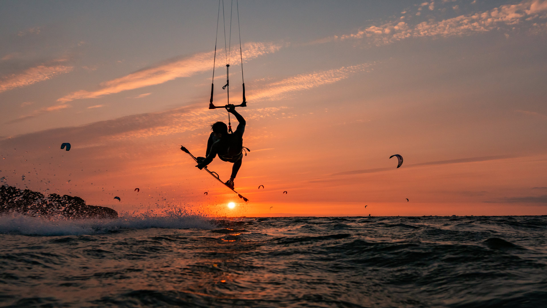Silhouette eines springenden Kitesurfers bei Sonnenuntergang im baltischen Meer (© Jens Breuer/Getty Images) Bing Everyday Wallpaper 2025-08-26, ALjAld [Bing Everyday Wall Paper 2025-08-26] url = http://www.bing.com/th?id=OHR.KitesurferGermany_DE-DE6337370430_1920x1080.jpg