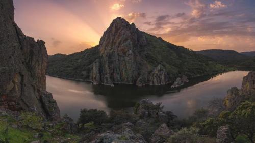 蒙弗拉圭国家公园塔霍河畔的猎鹰岩，西班牙 (© Daniel Viñé Garcia/Getty Images) Bing Everyday Wallpaper 2025-09-11
/tmp/UploadBetacKR7uq [Bing Everyday Wall Paper 2025-09-11] url = http://www.bing.com/th?id=OHR.ExtremaduraJamon_ZH-CN1559355133_1920x1080.jpg

File Size (KB): 301.87 KB
Last Modified: September 11 2025 00:00:02
