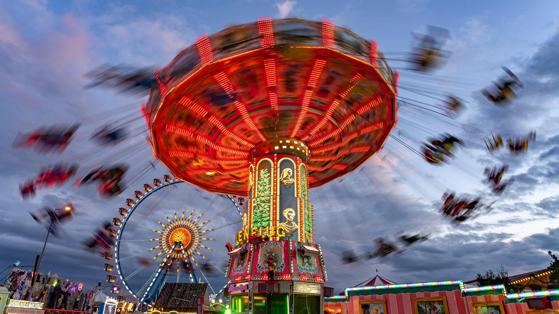 慕尼黑啤酒节上的旋转木马，慕尼黑，巴伐利亚，德国 (© LOOK-foto/Alamy) Bing Everyday Wallpaper 2025-09-20, IQYekt [Bing Everyday Wall Paper 2025-09-20] url = http://www.bing.com/th?id=OHR.OktoberfestSwing_ZH-CN5270146600_1920x1080.jpg