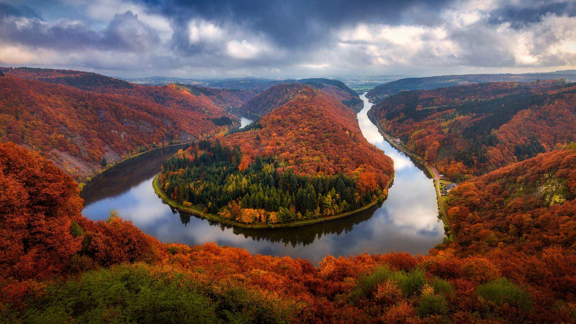 Blick auf die Saar im Herbst, Saarschleife, Mettlach, Saarland (© Sus Bogaerts/Getty Images) Bing Everyday Wallpaper 2025-10-17, Ajle9F [Bing Everyday Wall Paper 2025-10-17] url = http://www.bing.com/th?id=OHR.MettlachAutumn_DE-DE9026182741_1920x1080.jpg
