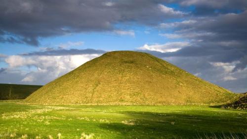 西尔布利山的新石器时代遗址，蒂尔斯黑德，威尔特郡，英国 (© dbstockphotoa/Getty Images) Bing Everyday Wallpaper 2025-10-18
/tmp/UploadBeta5etZov [Bing Everyday Wall Paper 2025-10-18] url = http://www.bing.com/th?id=OHR.SilburyHill_ZH-CN6666447580_1920x1080.jpg

File Size (KB): 313.5 KB
Last Modified: October 18 2025 00:00:02
