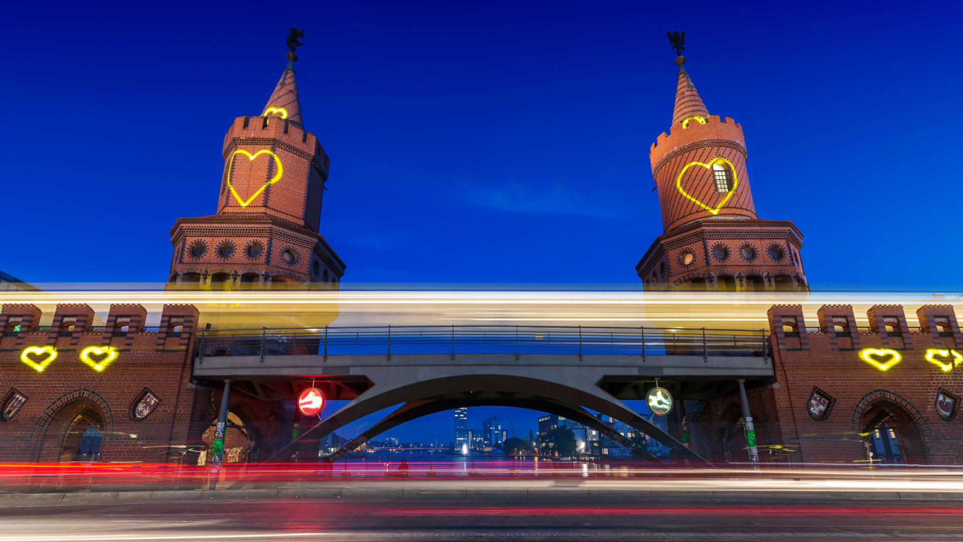 Herzen auf den Türmen der Oberbaumbrücke, Berlin (© fhm/Getty Images) Bing Everyday Wallpaper 2025-11-09, MO4tsd [Bing Everyday Wall Paper 2025-11-09] url = http://www.bing.com/th?id=OHR.BerlinOberbaumbruecke_DE-DE8698967118_1920x1080.jpg