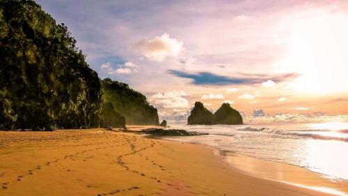 Fernando de Noronha, Pernambuco, Brazil (© Stephanie Kenner/Getty Images) Bing Everyday Wallpaper 2026-01-18
/tmp/UploadBeta1t7oH6 [Bing Everyday Wall Paper 2026-01-18] url = http://www.bing.com/th?id=OHR.NoronhaSunset_ROW5367221935_1920x1080.jpg

File Size (KB): 308.35 KB
Last Modified: January 18 2026 00:00:04
