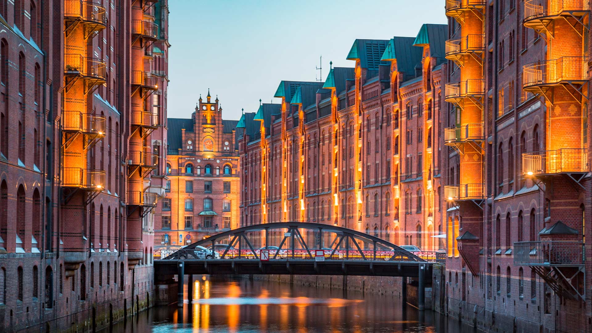 Speicherstadt in der Dämmerung, Hamburg (© bluejayphoto/Getty Images) Bing Everyday Wallpaper 2026-02-04, HUBqP1 [Bing Everyday Wall Paper 2026-02-04] url = http://www.bing.com/th?id=OHR.HamburgSpeicherstadt_DE-DE2204805313_1920x1080.jpg