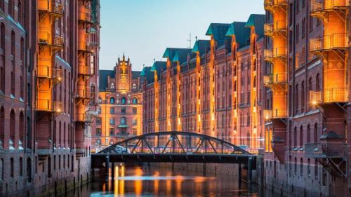 Speicherstadt in der Dämmerung, Hamburg (© bluejayphoto/Getty Images) Bing Everyday Wallpaper 2026-02-04
/tmp/UploadBetaHUBqP1 [Bing Everyday Wall Paper 2026-02-04] url = http://www.bing.com/th?id=OHR.HamburgSpeicherstadt_DE-DE2204805313_1920x1080.jpg

File Size (KB): 315.14 KB
Last Modified: February 04 2026 00:00:05
