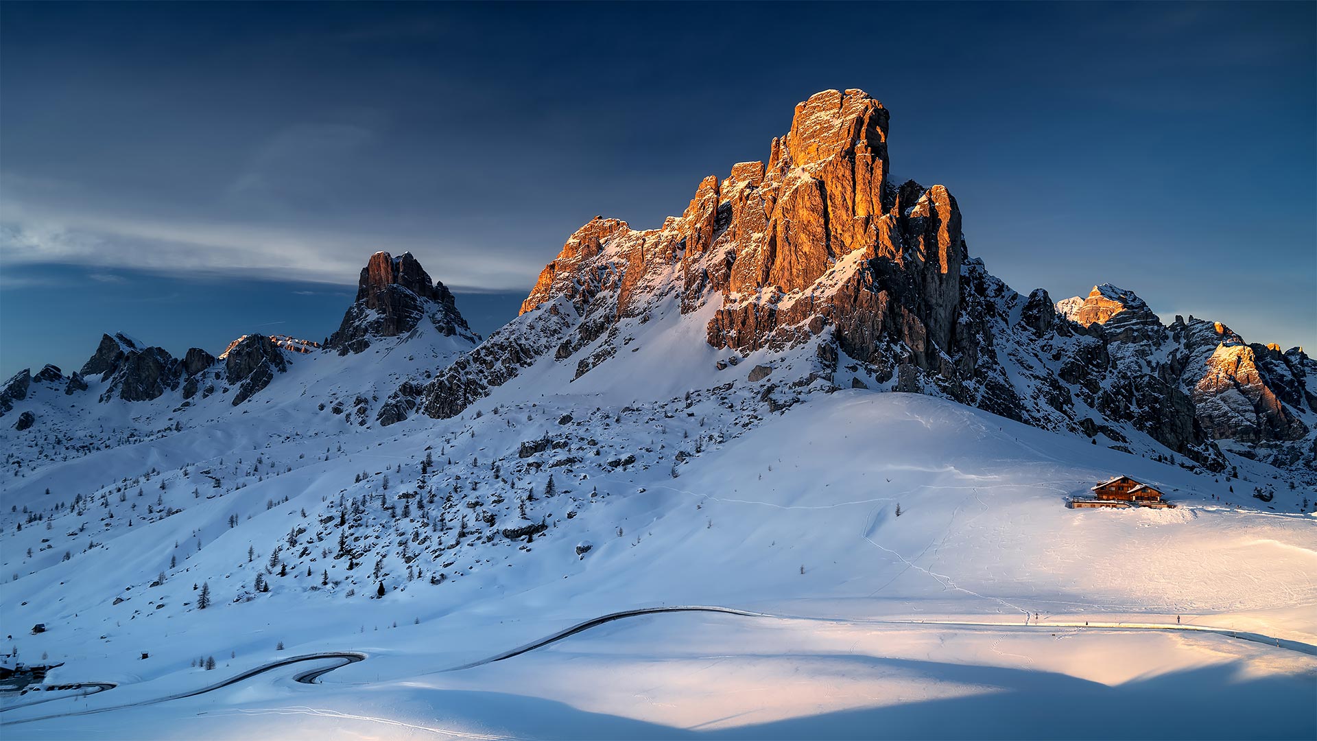 贾乌山口的拉古塞拉峰, 在科尔蒂纳丹佩佐附近, 意大利 (© Tomasz Podolski/Getty Images) Bing Everyday Wallpaper 2026-02-06, Fo7cl4 [Bing Everyday Wall Paper 2026-02-06] url = http://www.bing.com/th?id=OHR.GiauPass_ZH-CN3901214501_1920x1080.jpg
