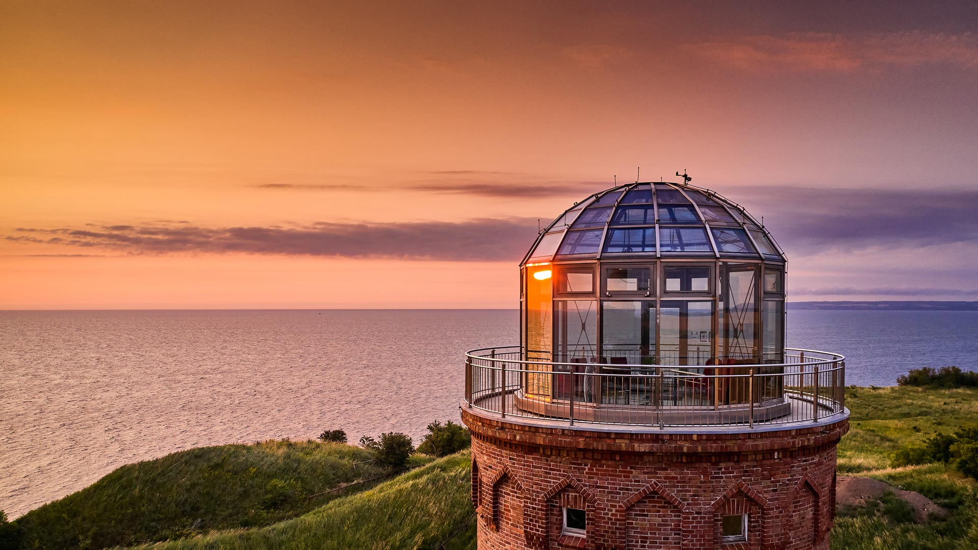 Drohnenaufnahme des Peilturms am Kap Arkona, Rügen, Mecklenburg‑Vorpommern (© Stefan Dinse/Getty Images) Bing Everyday Wallpaper 2026-03-24, ydzfT7 [Bing Everyday Wall Paper 2026-03-24] url = http://www.bing.com/th?id=OHR.KapArkonaRuegen_DE-DE8954793398_1920x1080.jpg