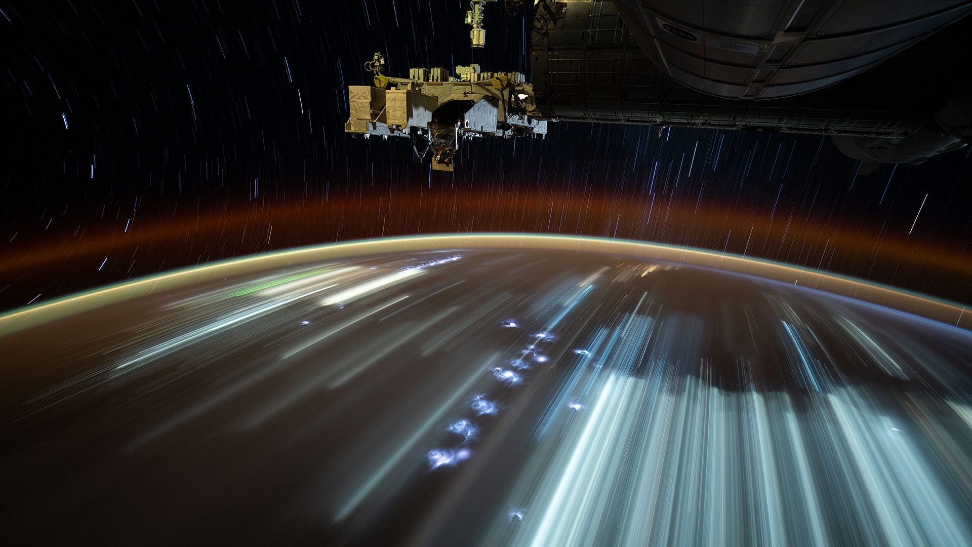 城市灯光在下方划过, 拍摄于国际空间站 (© NASA) Bing Everyday Wallpaper 2026-04-12, nxbUuq [Bing Everyday Wall Paper 2026-04-12] url = http://www.bing.com/th?id=OHR.SpaceTrails_ZH-CN8377463217_1920x1080.jpg