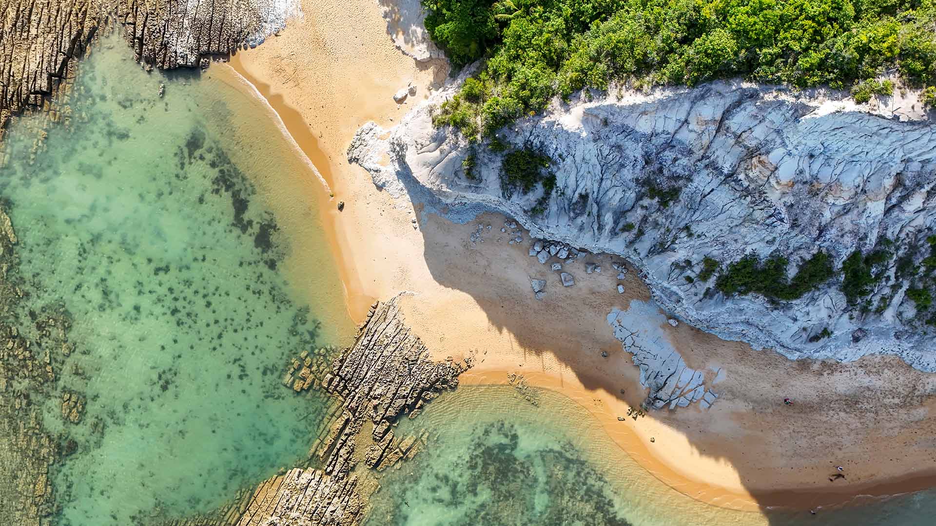 镜面海滩，塞古罗港，巴伊亚州，巴西 (© Marcelo Nacinovic/Getty Images) Bing Everyday Wallpaper 2026-04-19, Izny9a [Bing Everyday Wall Paper 2026-04-19] url = http://www.bing.com/th?id=OHR.TranBA_ZH-CN3467060262_1920x1080.jpg