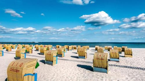 Strandkörbe am Ostseestrand von Grömitz, Schleswig‑Holstein (© Sabine Lubenow/Image Professionals GmbH/Alamy) Bing Everyday Wallpaper 2026-05-05
/tmp/UploadBetacQDLuS [Bing Everyday Wall Paper 2026-05-05] url = http://www.bing.com/th?id=OHR.LuebeckChairs_DE-DE4681131575_1920x1080.jpg

File Size (KB): 314.71 KB
Last Modified: May 05 2026 00:00:04
