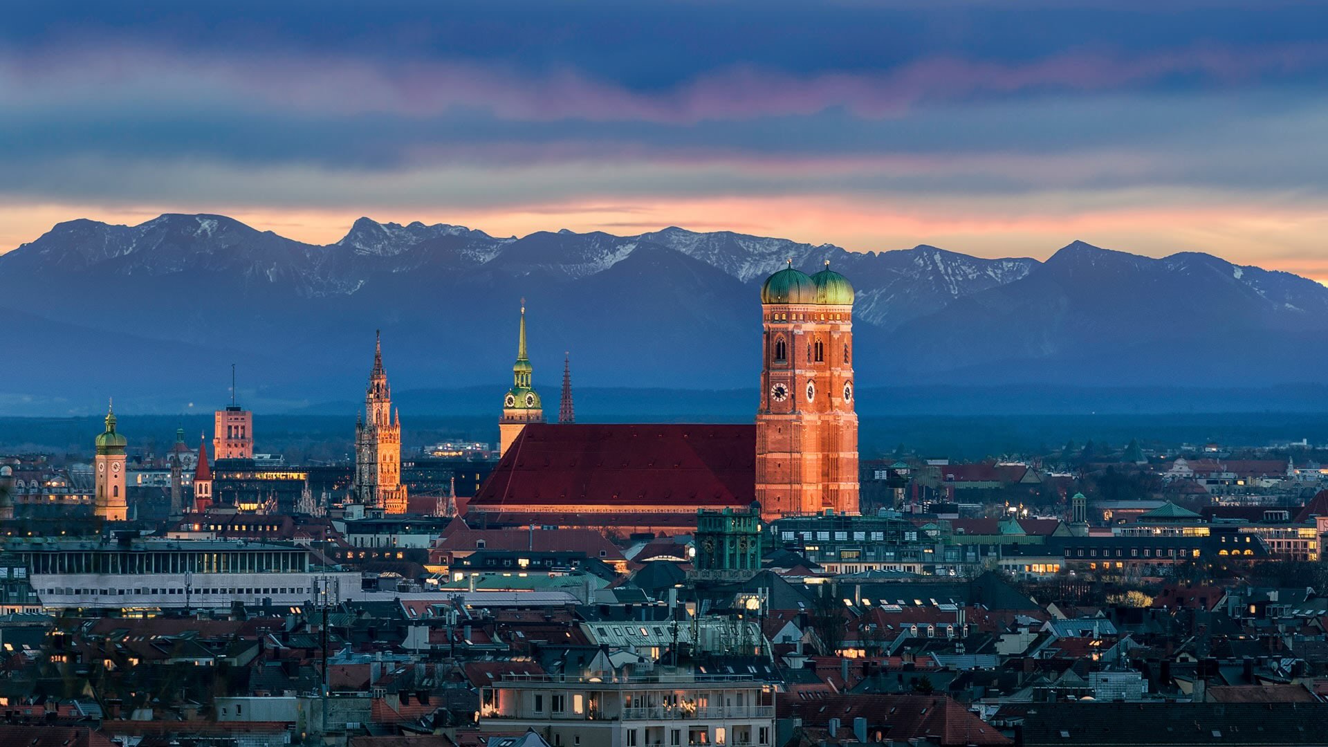 München mit der Frauenkirche vor den Alpen, Bayern (© MarcelStrelow/Getty Images) Bing Everyday Wallpaper 2026-07-13, 10WsuX [Bing Everyday Wall Paper 2026-07-13] url = http://www.bing.com/th?id=OHR.MunichTwilight_DE-DE5540064188_1920x1080.jpg