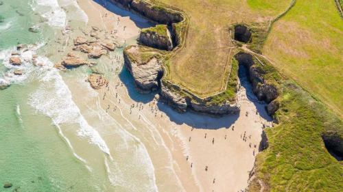大教堂海滩，加利西亚，西班牙 (© Tui De Roy/Amazing Aerial Agency/Abobe Stock) Bing Everyday Wallpaper 2026-07-25
/tmp/UploadBetapuYlfF [Bing Everyday Wall Paper 2026-07-25] url = http://www.bing.com/th?id=OHR.GaliciaBeach_ZH-CN1246611659_1920x1080.jpg

File Size (KB): 323.95 KB
Last Modified: July 25 2026 00:00:02

